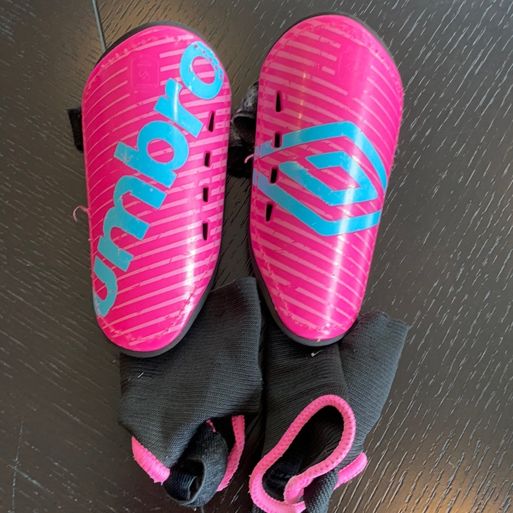 Umbro girls shin guards - Medium